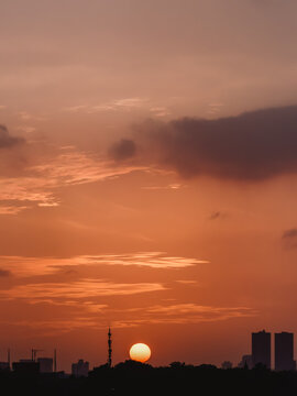 夕阳下的天空映衬下的剪影