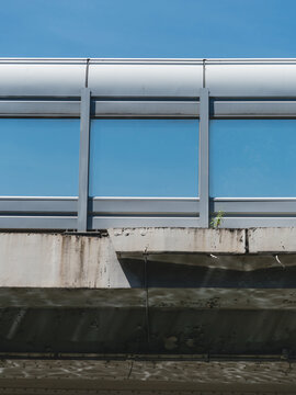 蓝天下建筑物的低角度视图