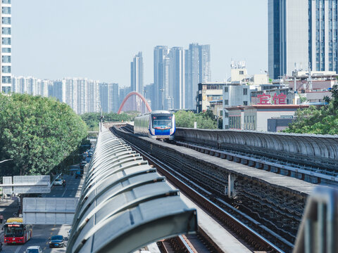 蓝天下建筑物的低角度视图
