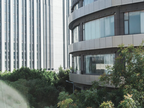 蓝天下建筑物的低角度视图