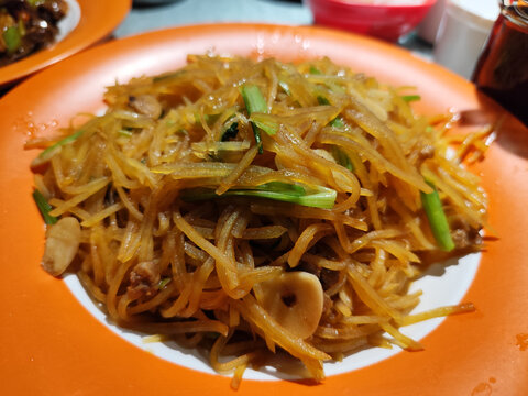 油滋了炒土豆丝