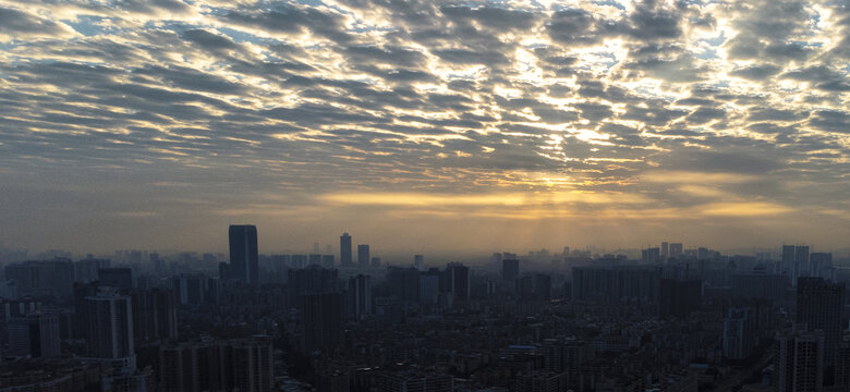 日出时城市天际线全景