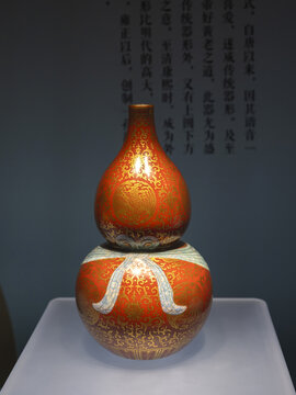 清光绪红地描金团凤纹葫芦瓶