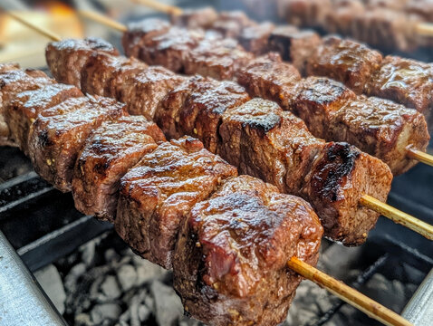 烧烤架上的烤牛肉串