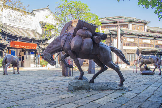 云南民族村广场的三匹马雕塑