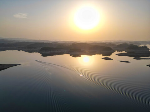 丹江口水库夕阳小船