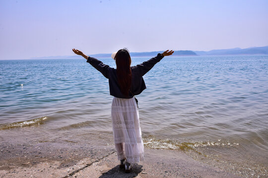 美女在江河湖海边