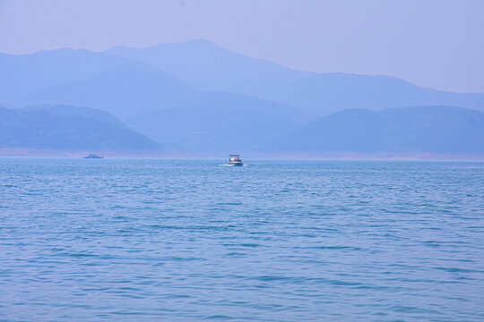 碧波荡漾海水