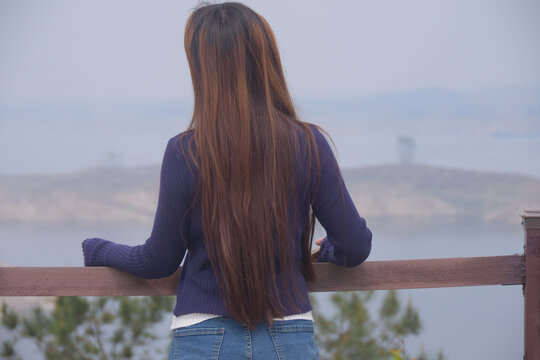 美女在江河湖海边