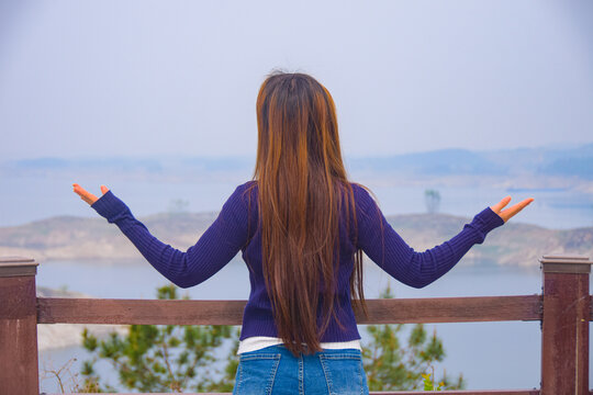美女在江河湖海边