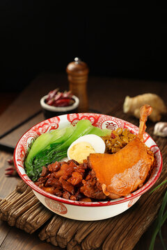 卤肉鸭腿饭