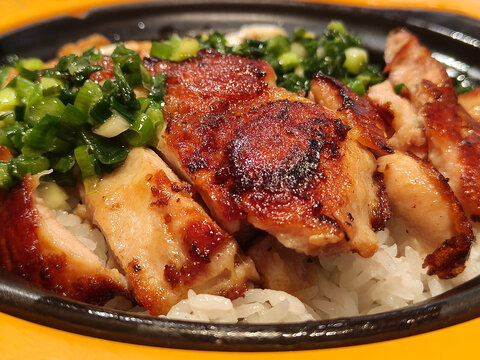 葱油鸡腿扒饭