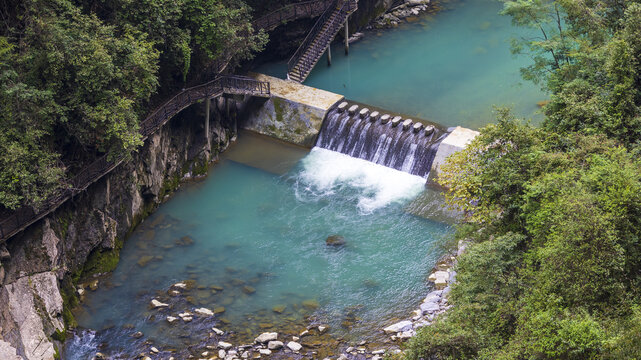 山谷河流水坝