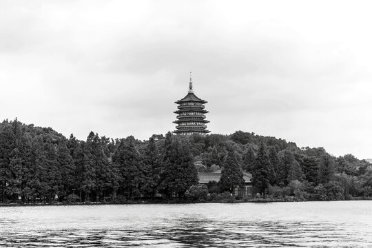 西湖雷峰塔黑白照片