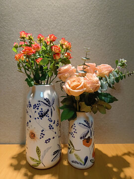 橙色玫瑰花和花瓶