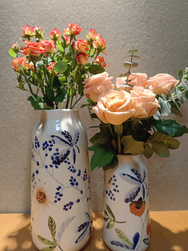 橙色玫瑰花和花瓶