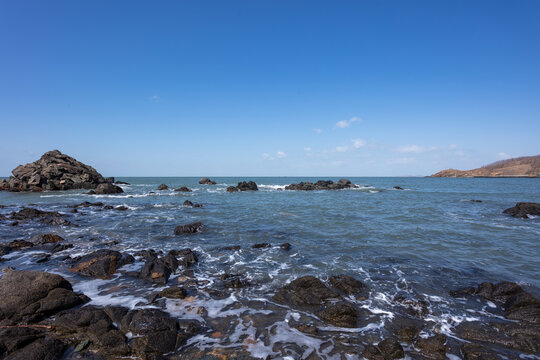 大海礁石晴空