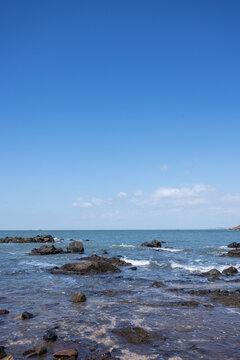 大海礁石晴空