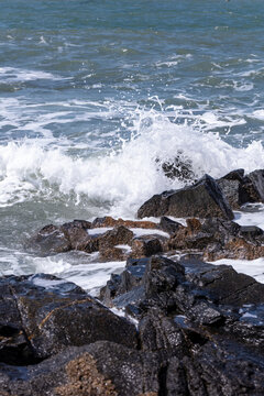 海边大浪礁石
