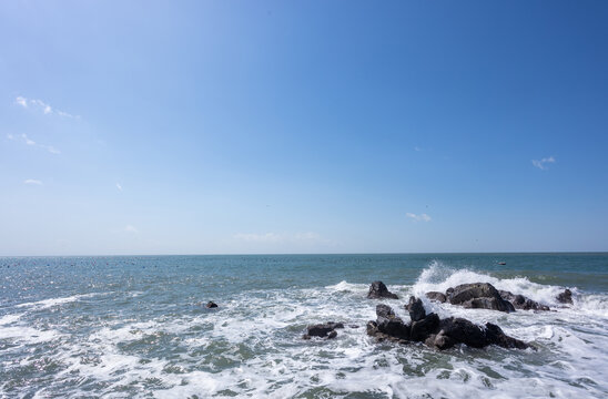 蔚蓝色的大海海面和礁石