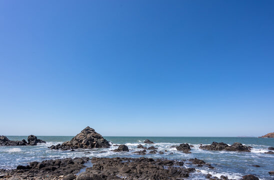 蔚蓝色的大海海面和礁石