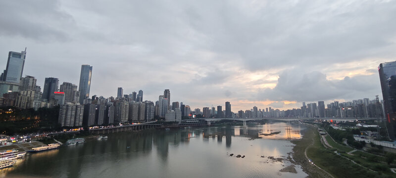 江畔都市天际线黄昏景象