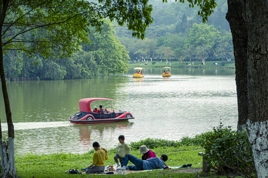 湖畔休闲游船与野餐场景