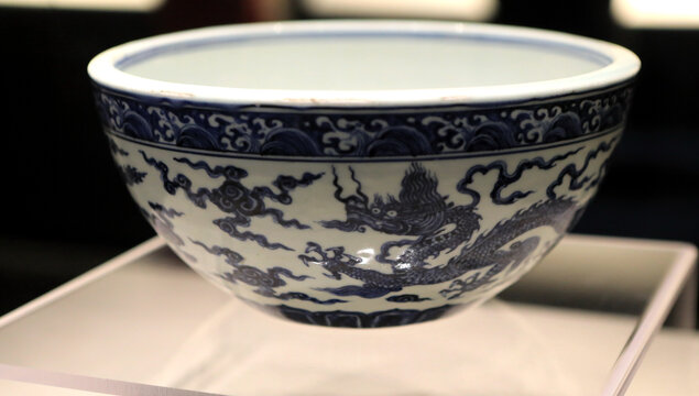 青花龙纹瓷碗精美展示