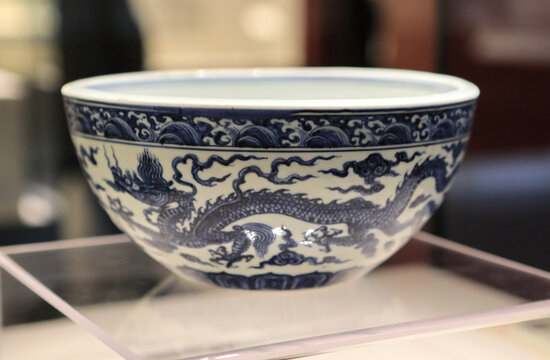 青花龙纹瓷碗精美展示