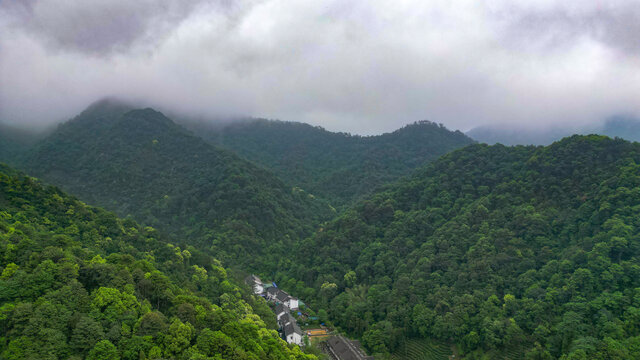 山峦云雾