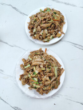 两碗蕌盐菜炒河粉