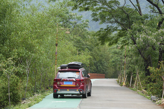 林间小道上的红色自驾车
