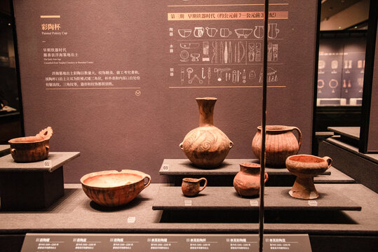 博物馆中的古代彩陶展品
