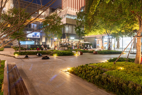 武汉大悦城都市夜晚的静谧广场景观