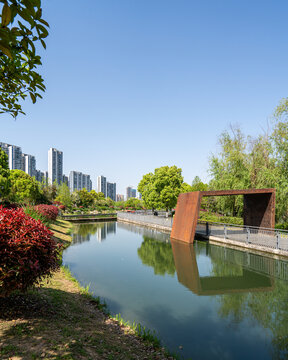 武汉东湖城市河畔的静谧风光