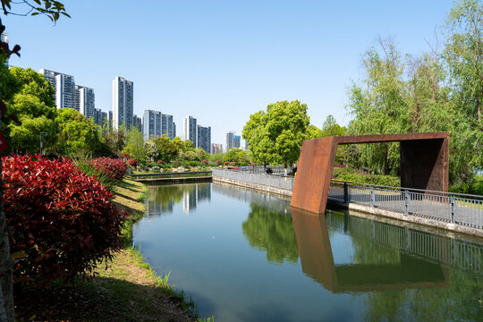 武汉东湖城市河畔的静谧风光