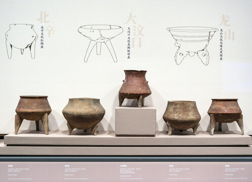 古代三足陶器文物展示