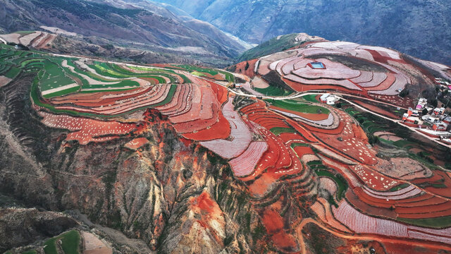 绝美红土地梯田壮丽风光