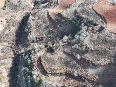 航拍山间层次分明的田地