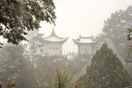 雪雾中的中式古典亭阁