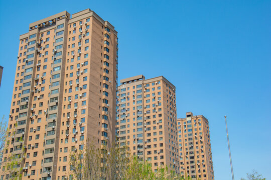 蓝天映衬下的高层住宅楼