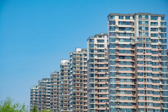 蓝天映衬下的高层住宅楼