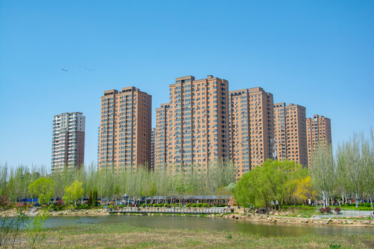 河畔林立的现代高层住宅
