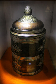 复古雕花金属带盖容器