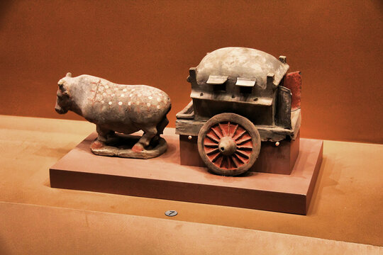 古代陶制牛车文物展品