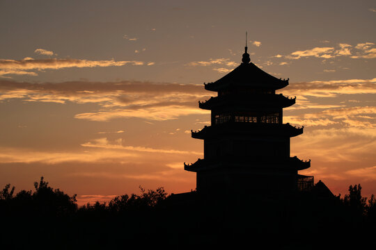 夕阳下的中式塔楼剪影