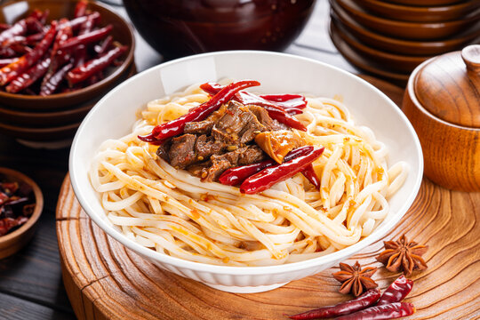 香辣牛肉拌面诱人美食