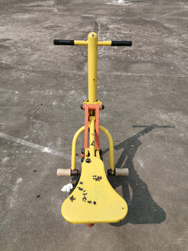 户外黄色儿童脚踏玩具车