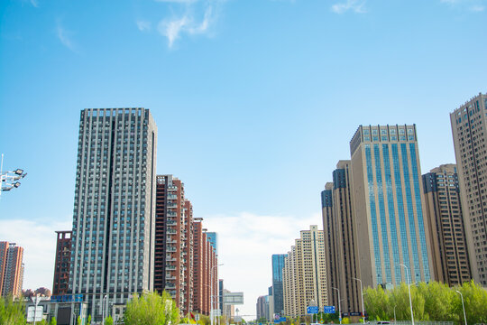 城市高楼与晴朗蓝天景观