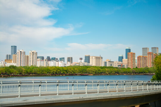 河畔城市风光景致